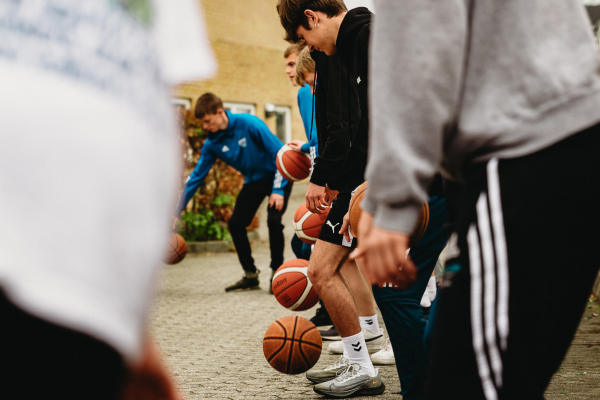 Ungemiljø med basketboldaktivitet